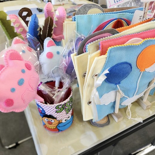 マルシェに並んだ布おもちゃと布育児雑貨