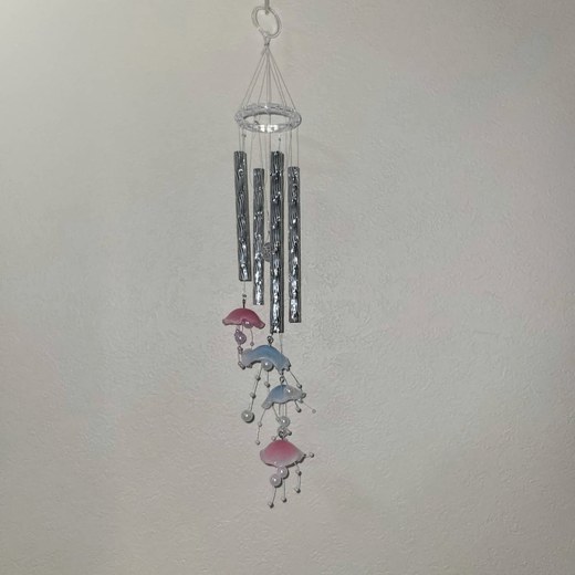 青いイルカの形をしたプラ板チャーム