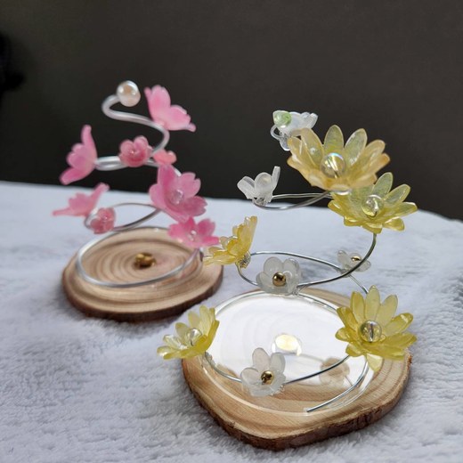 淡い色のお花モチーフのプラ板チャーム
