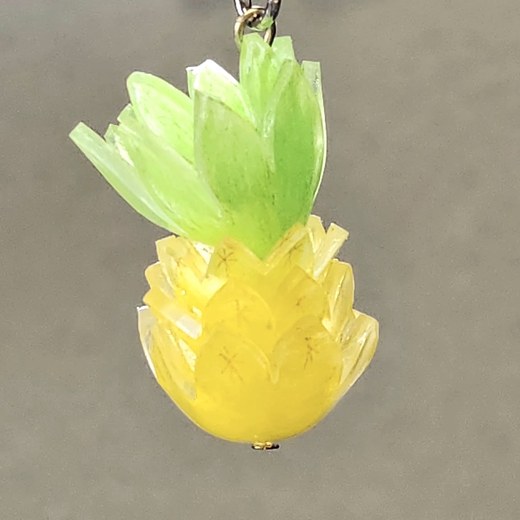 黄色と緑のパイナップル型プラ板チャーム